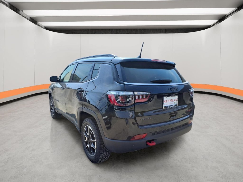 New 2026 Diamond Black Crystal Pearl-Coat Exterior Paint Jeep Trailhawk image 4