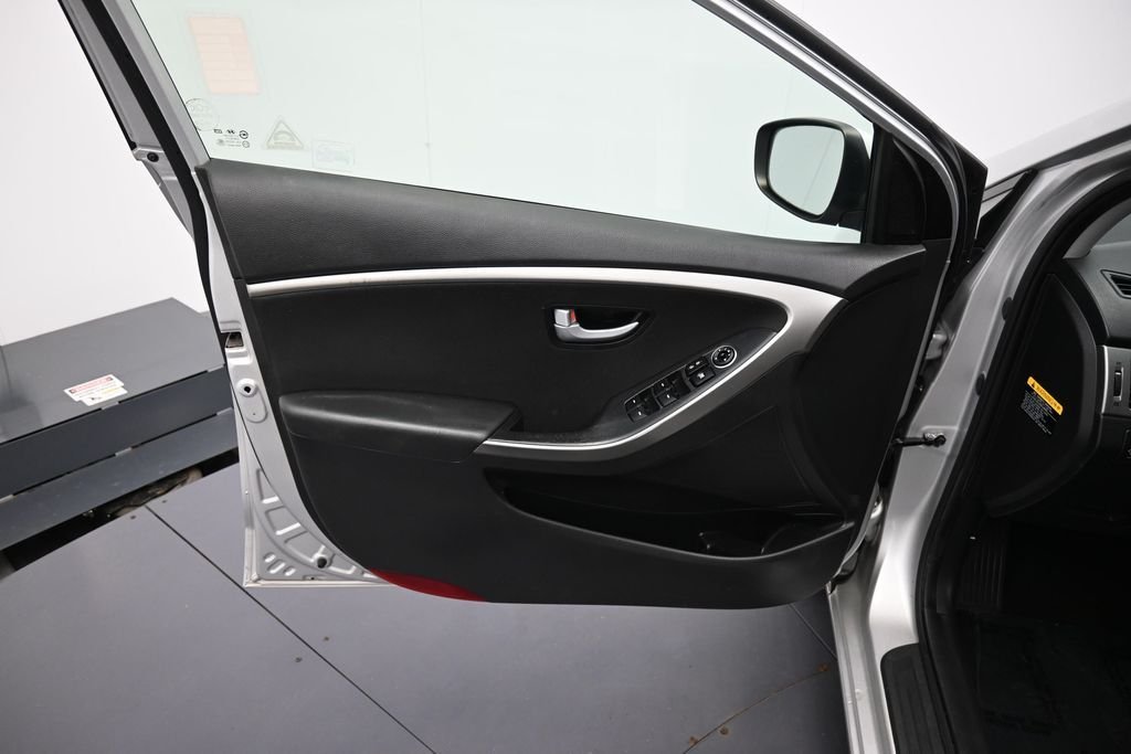 Used 2013 Shimmering Silver Metallic Hyundai Base image 9