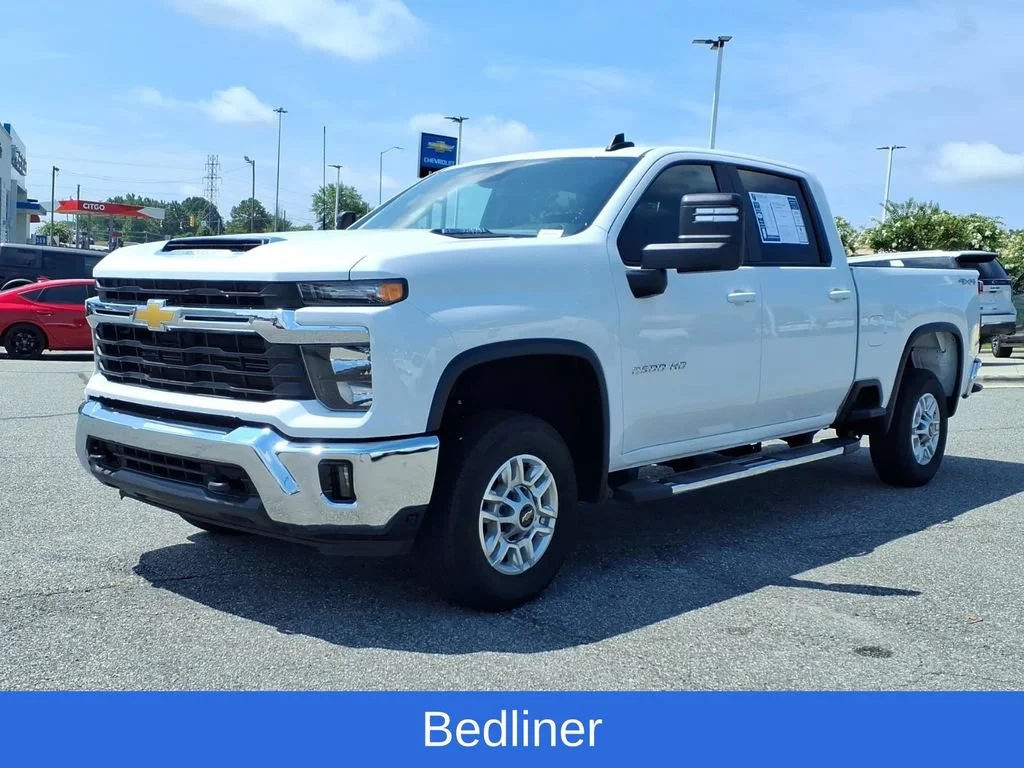 Used 2025 Summit White Chevrolet LT image 2