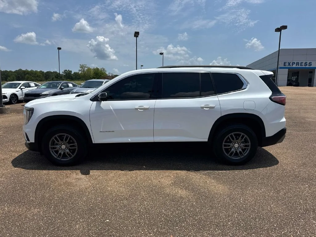 Used 2025 White GMC Elevation image 5