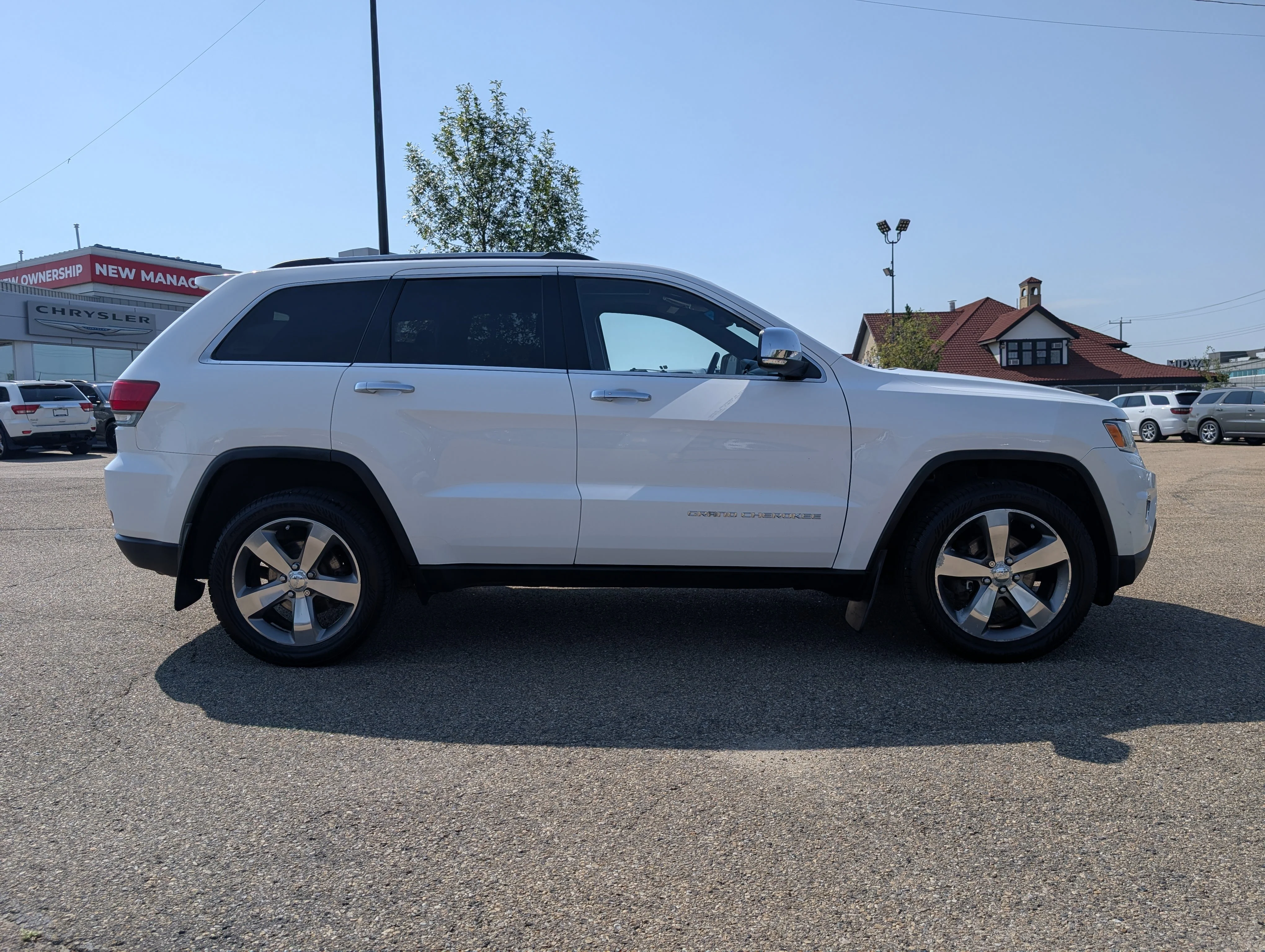 Used 2014 Bright White Clearcoat Jeep Limited image 8