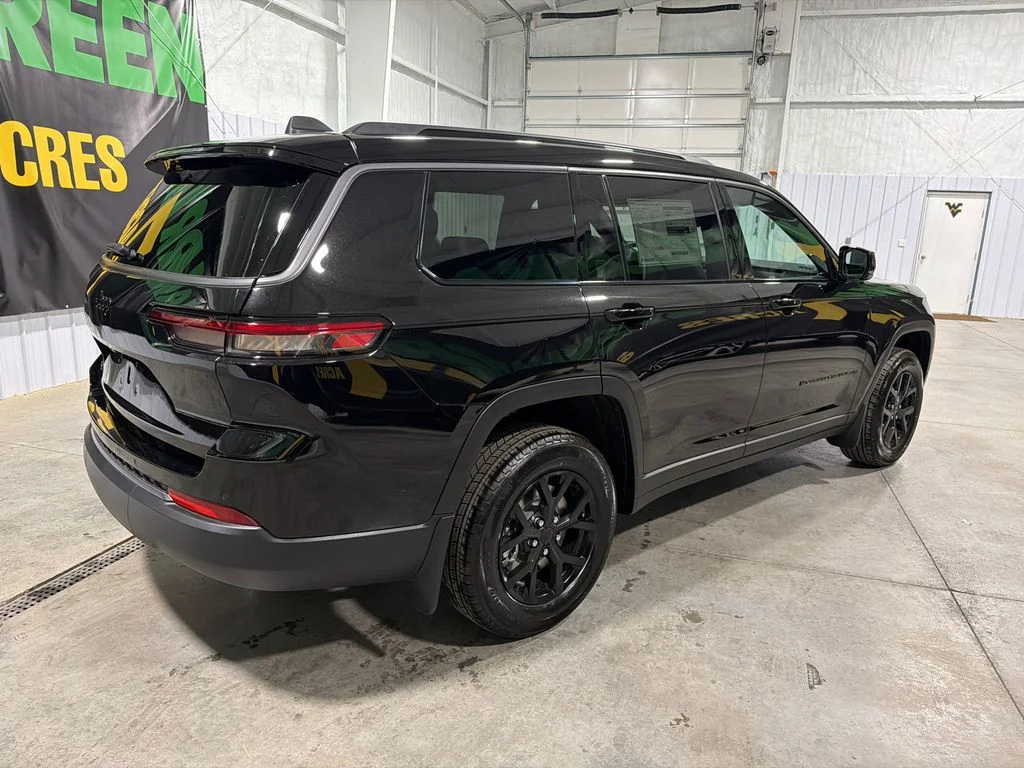 New 2026 Diamond Black Crystal Pearl-Coat Exterior Paint Jeep Laredo Altitude image 6