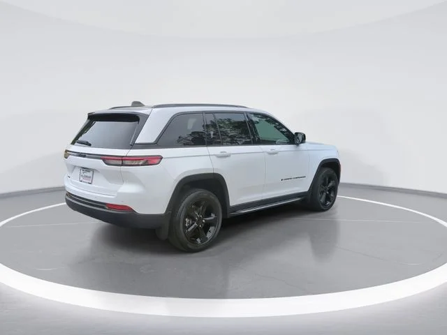 Used 2023 White/off-white Jeep Altitude X image 8
