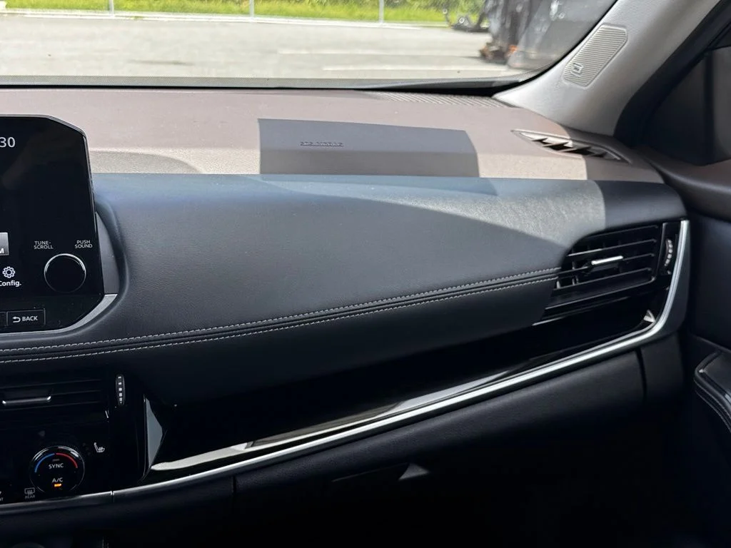 Used 2023  Nissan SL image 20