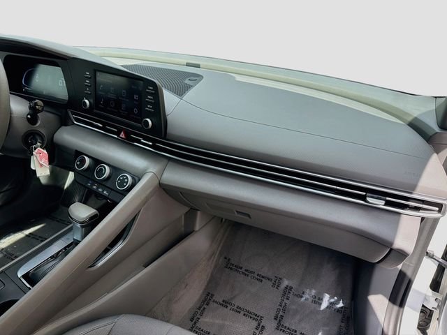 Used 2025 White Hyundai SE image 27
