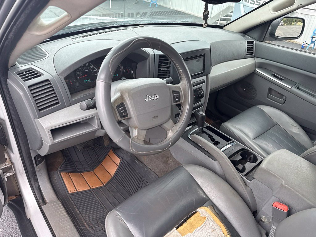 Used 2005 Silver Jeep Laredo image 11