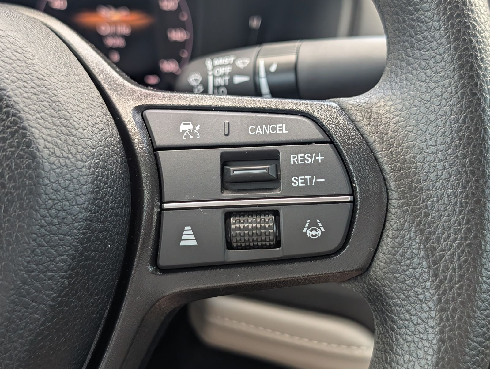 Used 2025 White Honda SE image 19