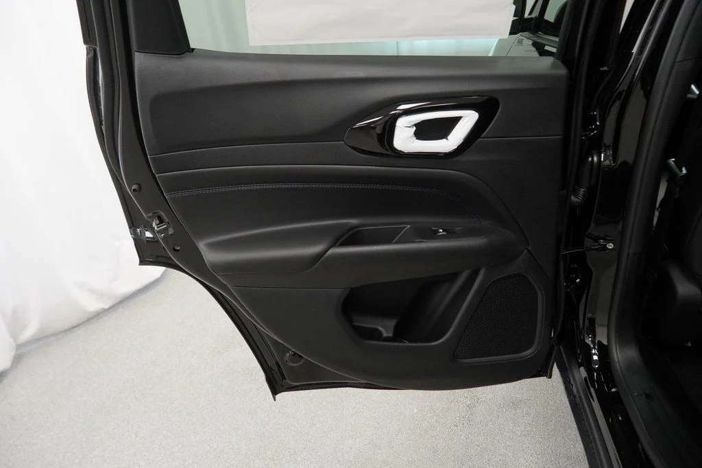 New 2026 Diamond Black Crystal Pearlcoat Jeep Latitude image 29