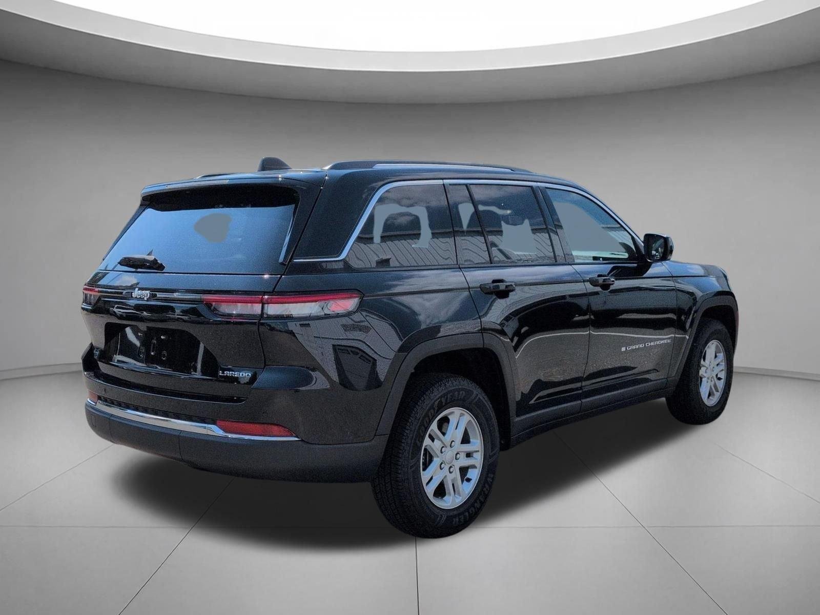 Used 2023 Diamond Black Crystal Pearlcoat Jeep Laredo image 5