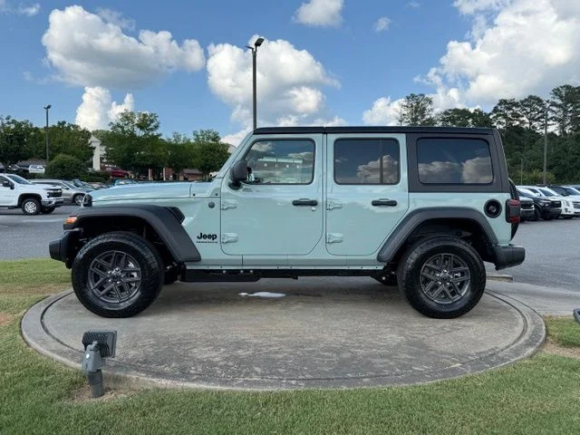 New 2026 Earl Clearcoat Jeep Sport S image 4