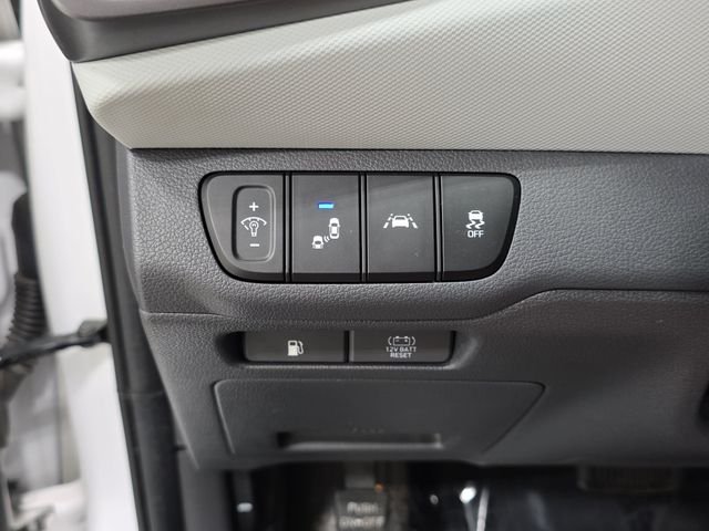 Used 2020 White Hyundai SE image 26