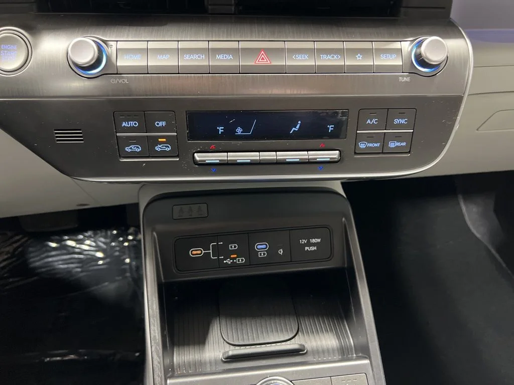 Used 2024 Abyss Black Hyundai Limited image 35