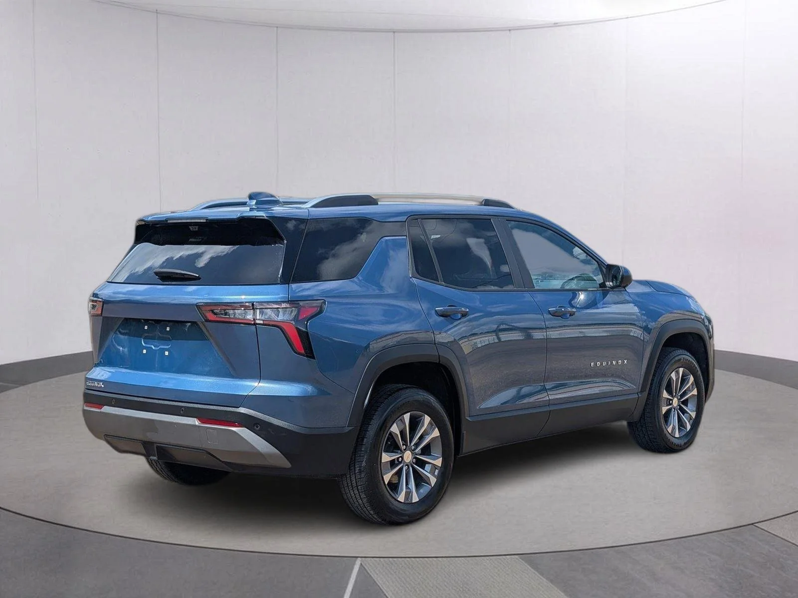 Used 2025 Lakeshore Blue Metallic Chevrolet LT image 5