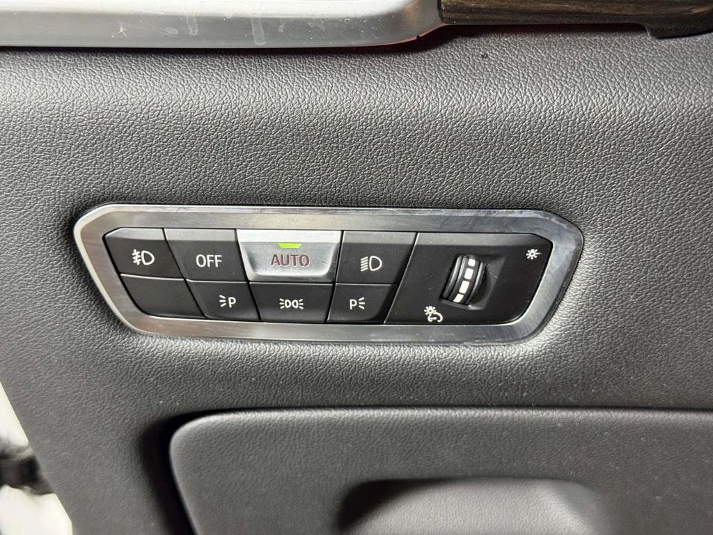 Used 2020 White BMW xDrive40i image 19