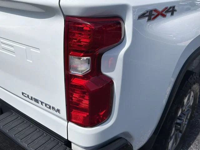 Used 2022 White Chevrolet Custom image 9