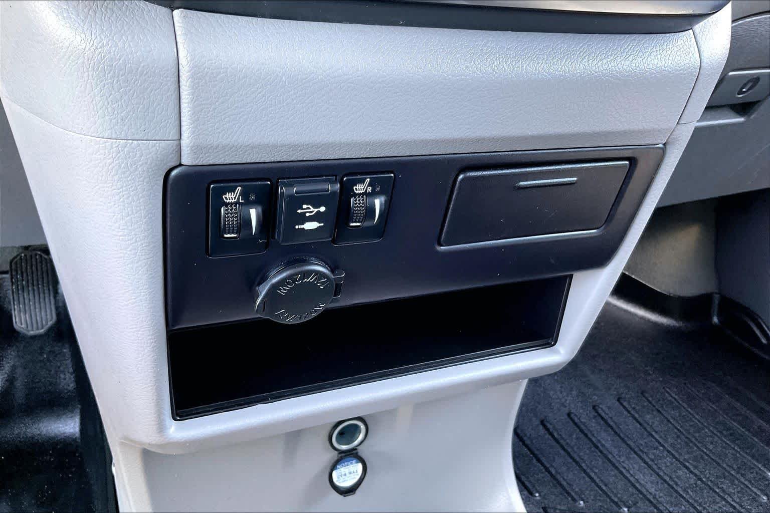 Used 2019 Midnight Black Metallic Toyota XLE Premium image 31