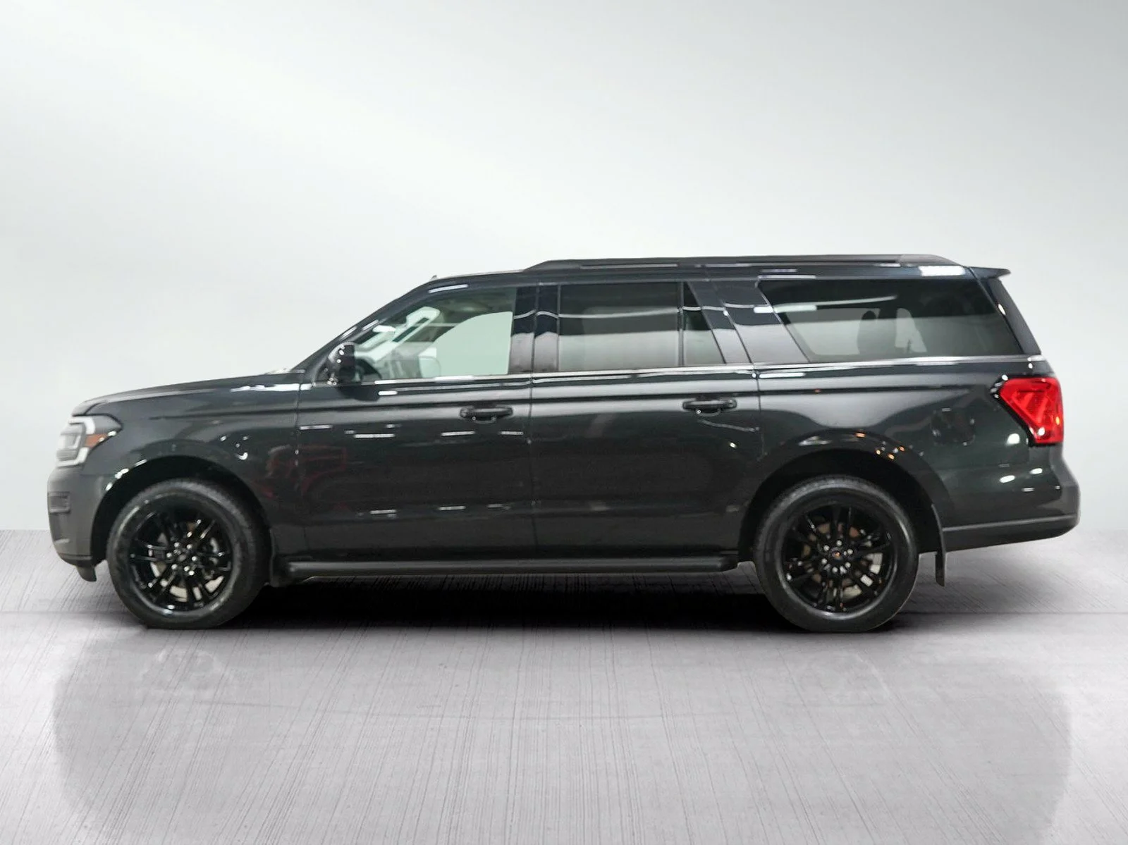 Used 2024 Ford Expedition XLT with VIN 1FMJK1J88REA05290 for sale in Burnsville, Minnesota