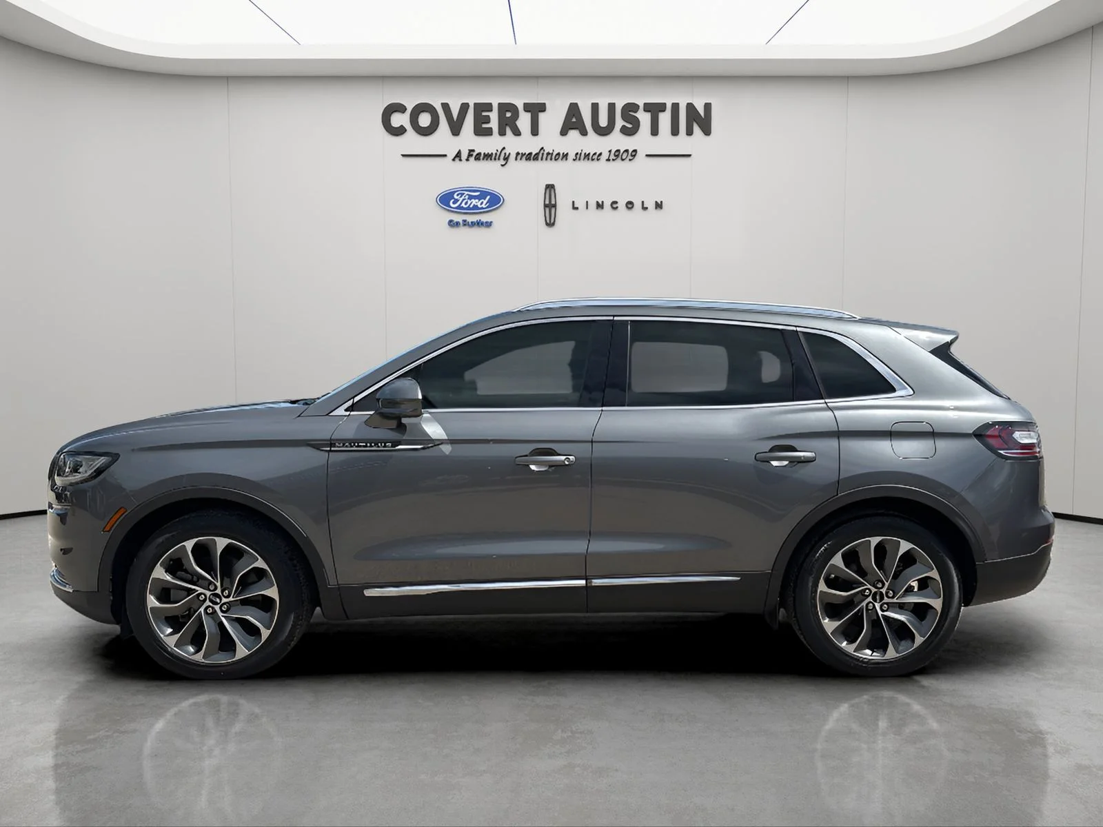 Used 2023 Gray Lincoln Reserve image 2