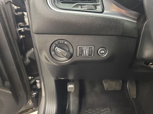 Used 2021 Granite Crystal Clearcoat Metallic Dodge SXT image 28