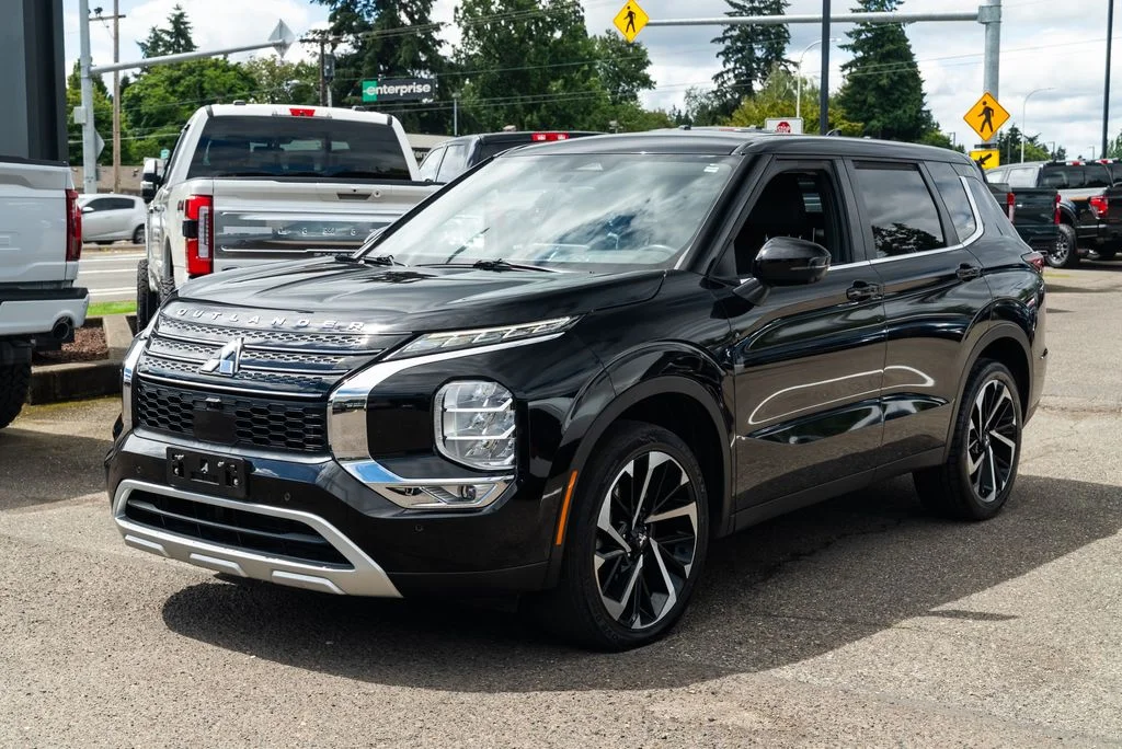 Used 2024 Black Mitsubishi SE image 3