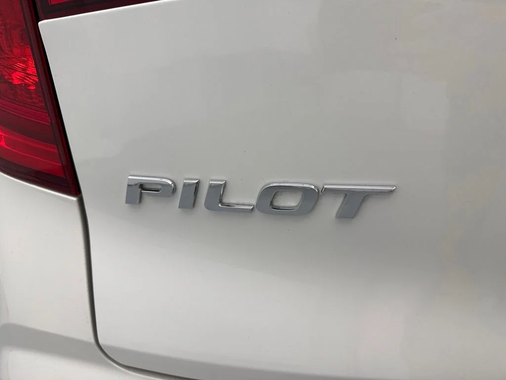 Used 2016 White Honda Touring image 8