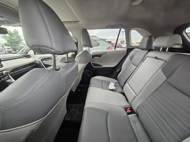 Used 2025 Wind Chill Pearl Toyota XLE Premium image 15