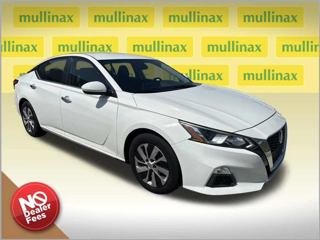 Used 2020 White Nissan 2.5 S image 1