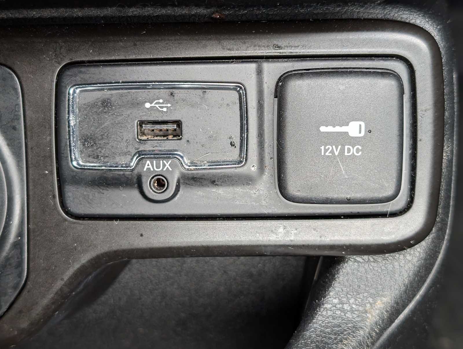 Used 2019 Alpine White Clearcoat Jeep Limited image 32