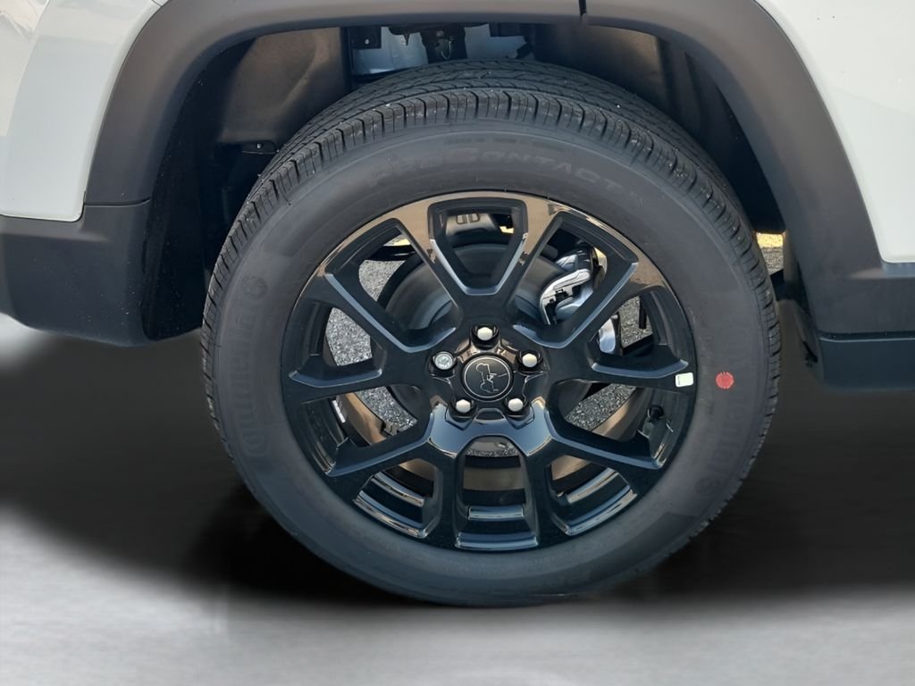 New 2026 Bright White Clear-Coat Exterior Paint Jeep Latitude image 19