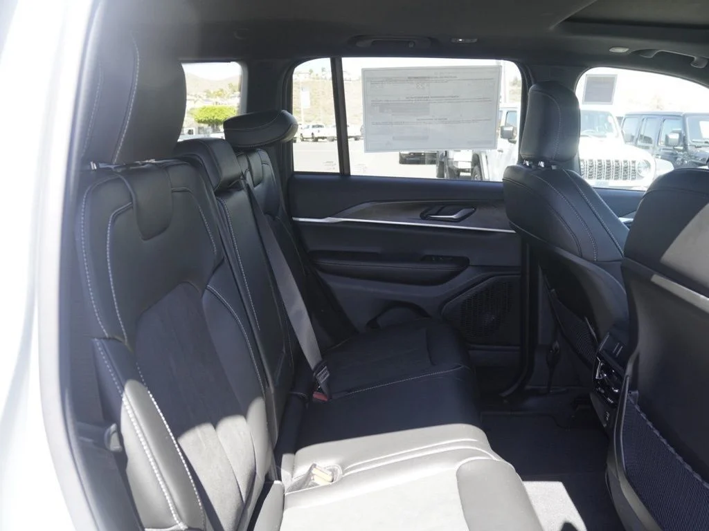 New 2026 Silver Zynith Exterior Paint Jeep Altitude image 9
