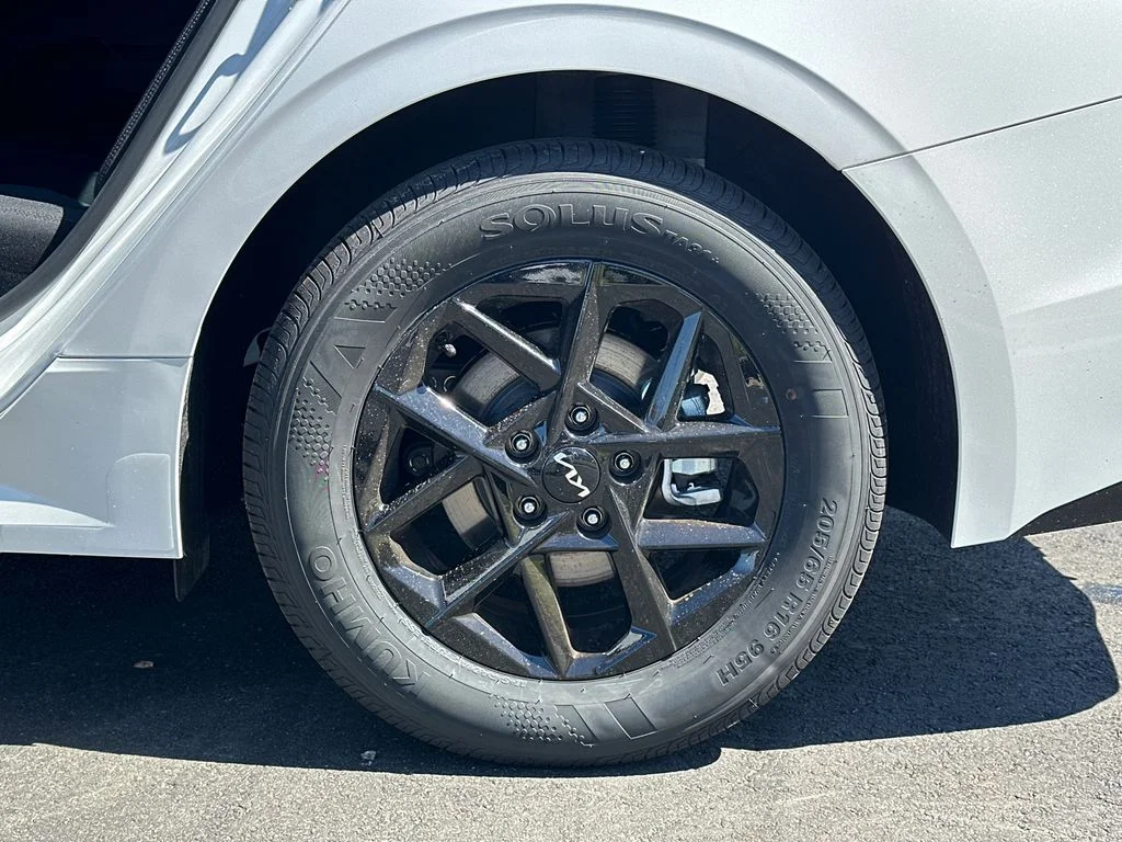New 2026 White Kia LXS image 19