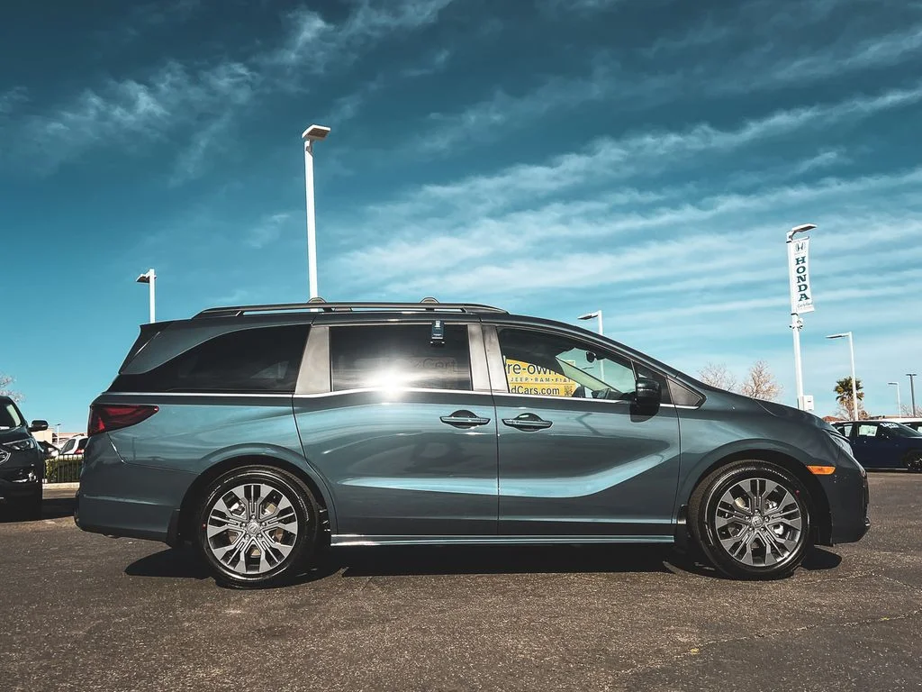 New 2026 Smoke Blue Pearl Honda Touring image 7