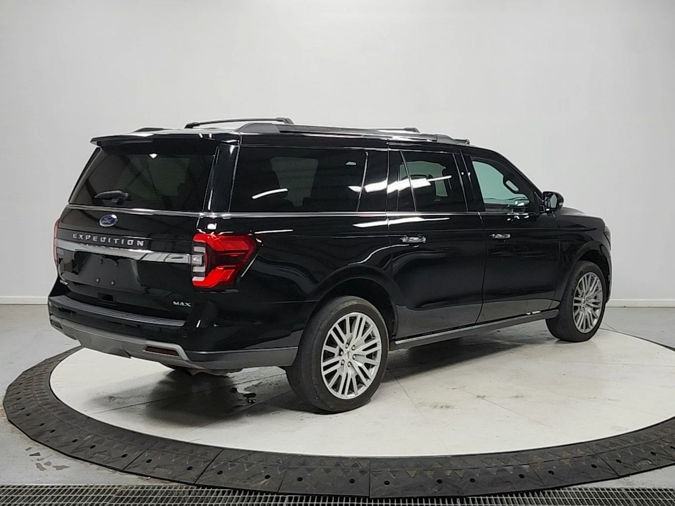 Used 2023 Black Ford Limited image 7