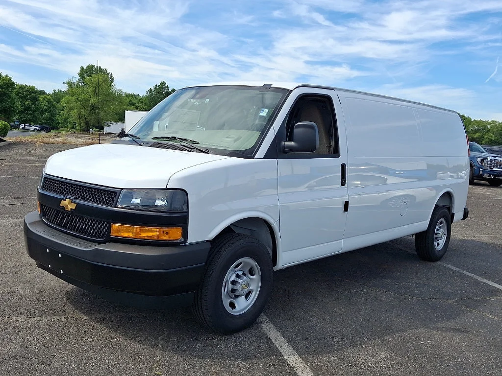 New 2026 Summit White Chevrolet WT image 4