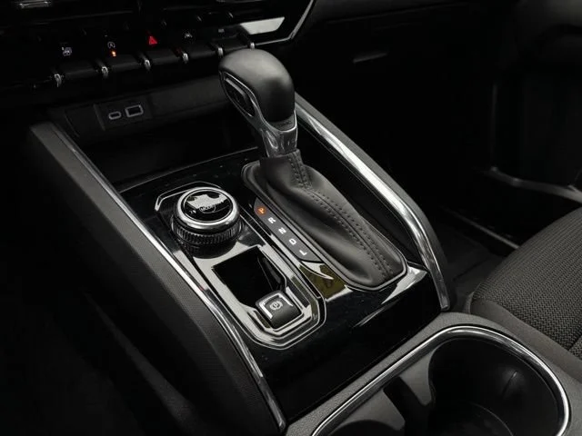 Used 2025 Summit White GMC Elevation image 22