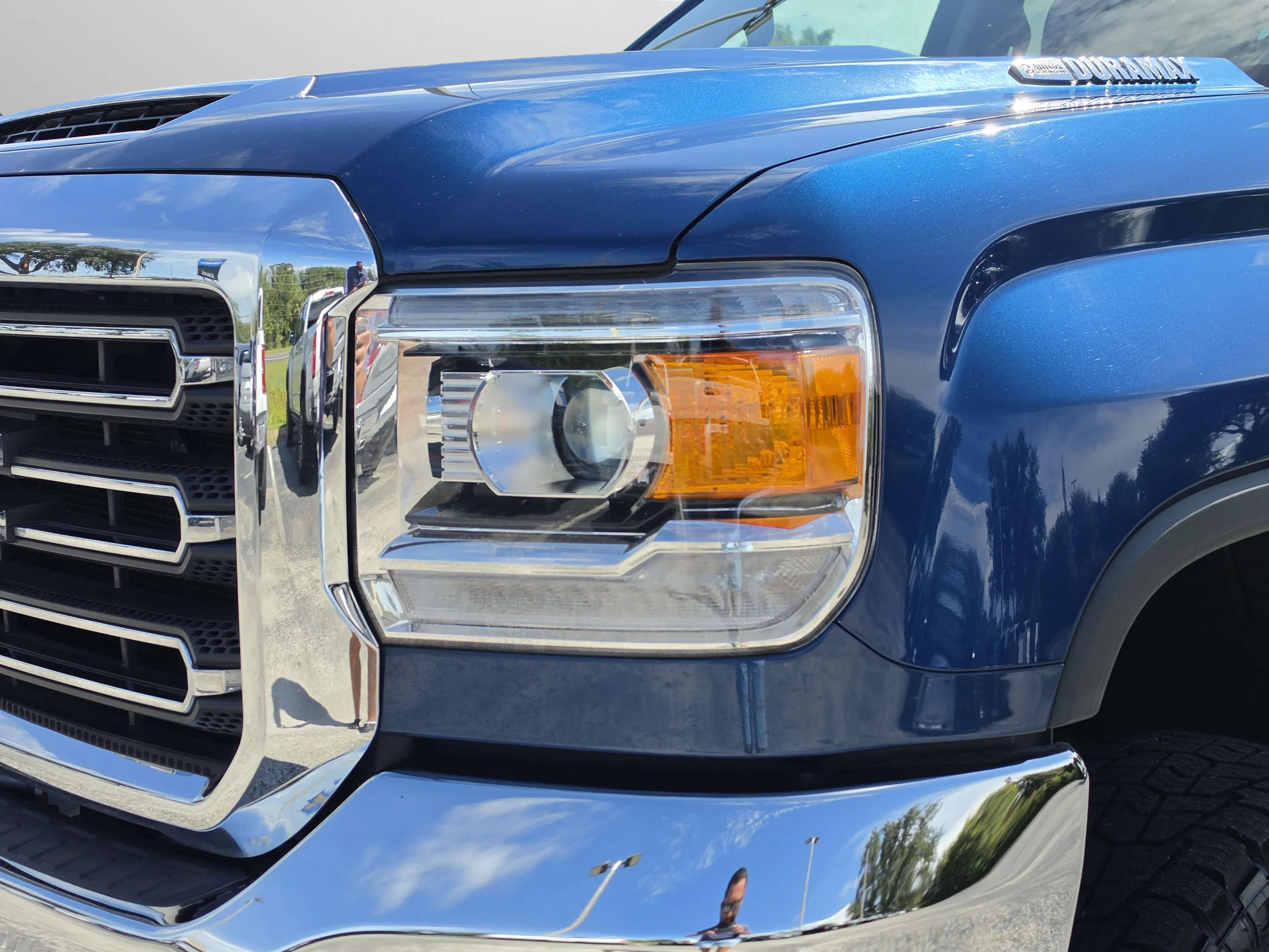 Used 2018 Stone Blue Metallic GMC Base image 13