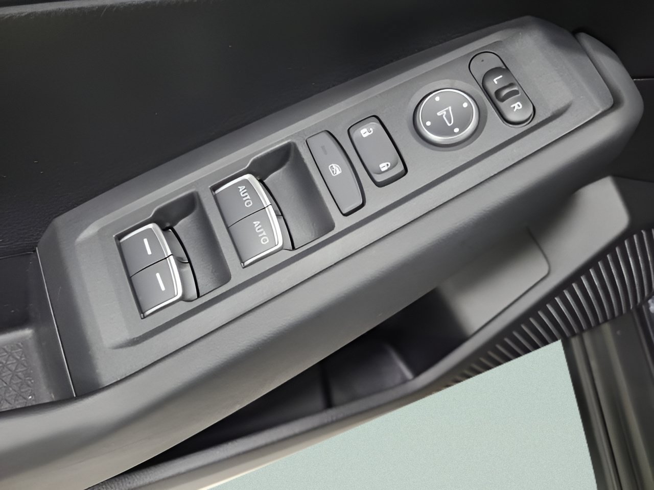 Used 2025 Meteorite Gray Metallic Honda LX image 18