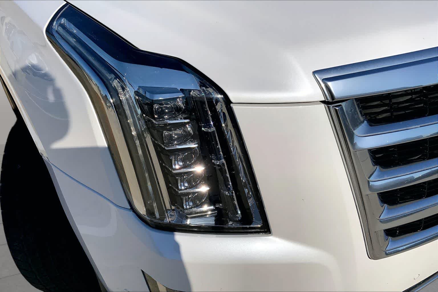 Used 2019 Crystal White Tricoat Cadillac Premium Luxury image 27