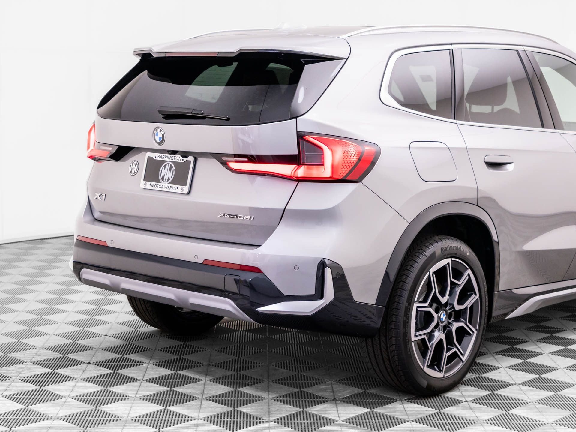 New 2026 Space Silver Metallic BMW xDrive28i image 36