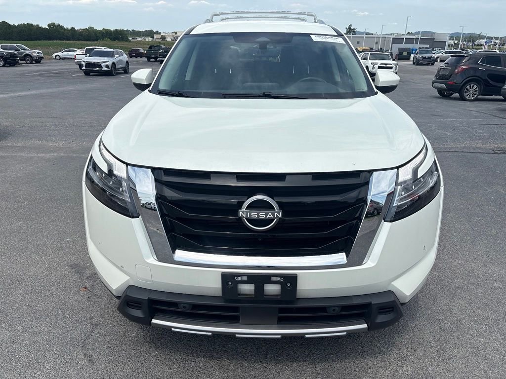 Used 2023 White Nissan SL image 9