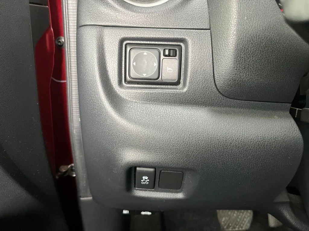 Used 2019 Red Nissan 1.6 SV image 13