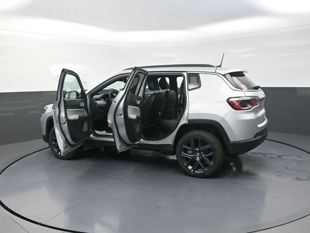 New 2026 Silver Zynith Metallic Clear-Coat Exterior Paint Jeep  image 37