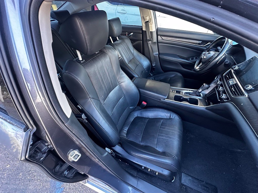 Used 2018 Modern Steel Metallic Honda Touring image 22