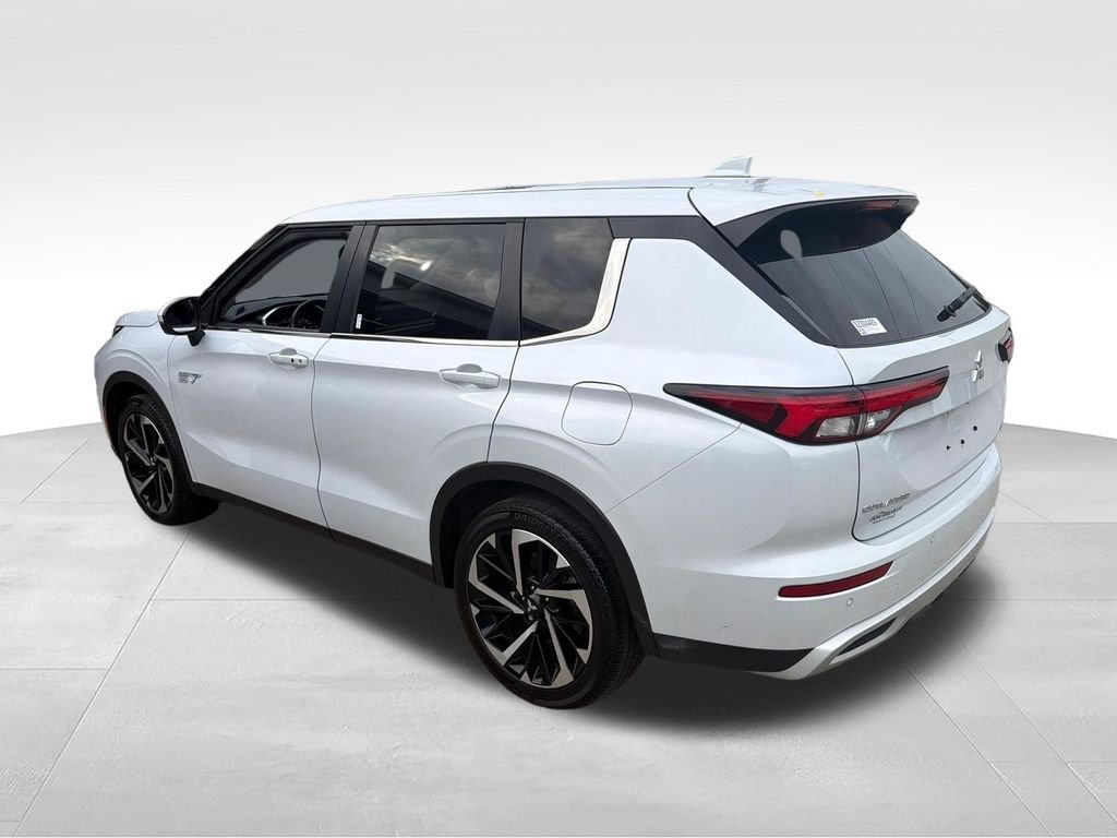 Used 2025 White Mitsubishi SE image 3