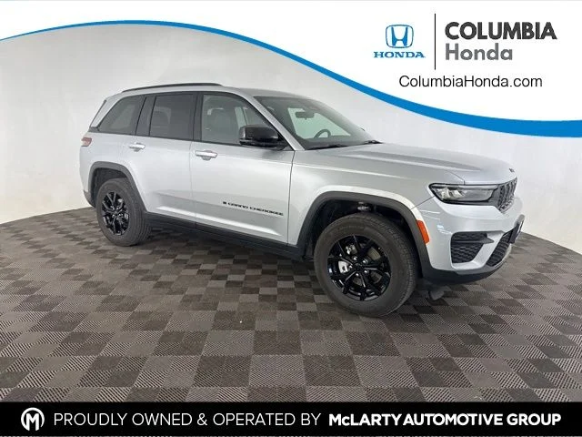 Used 2025 Silver Jeep Altitude image 1