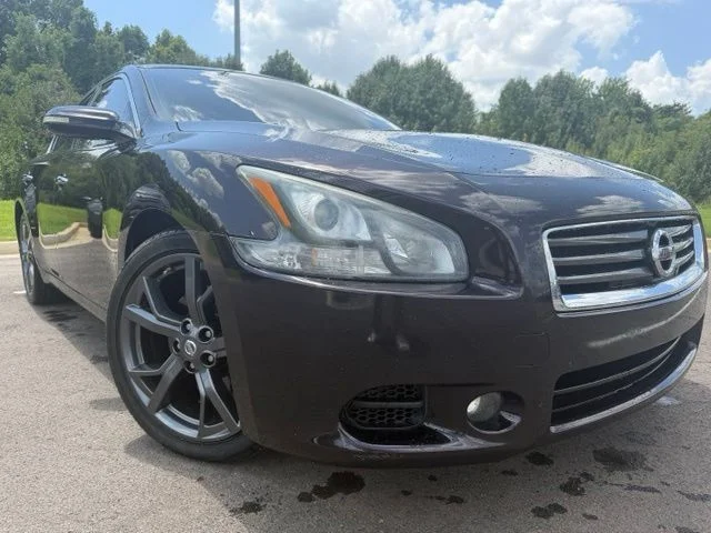 Used 2014 Red Nissan 3.5 SV image 3