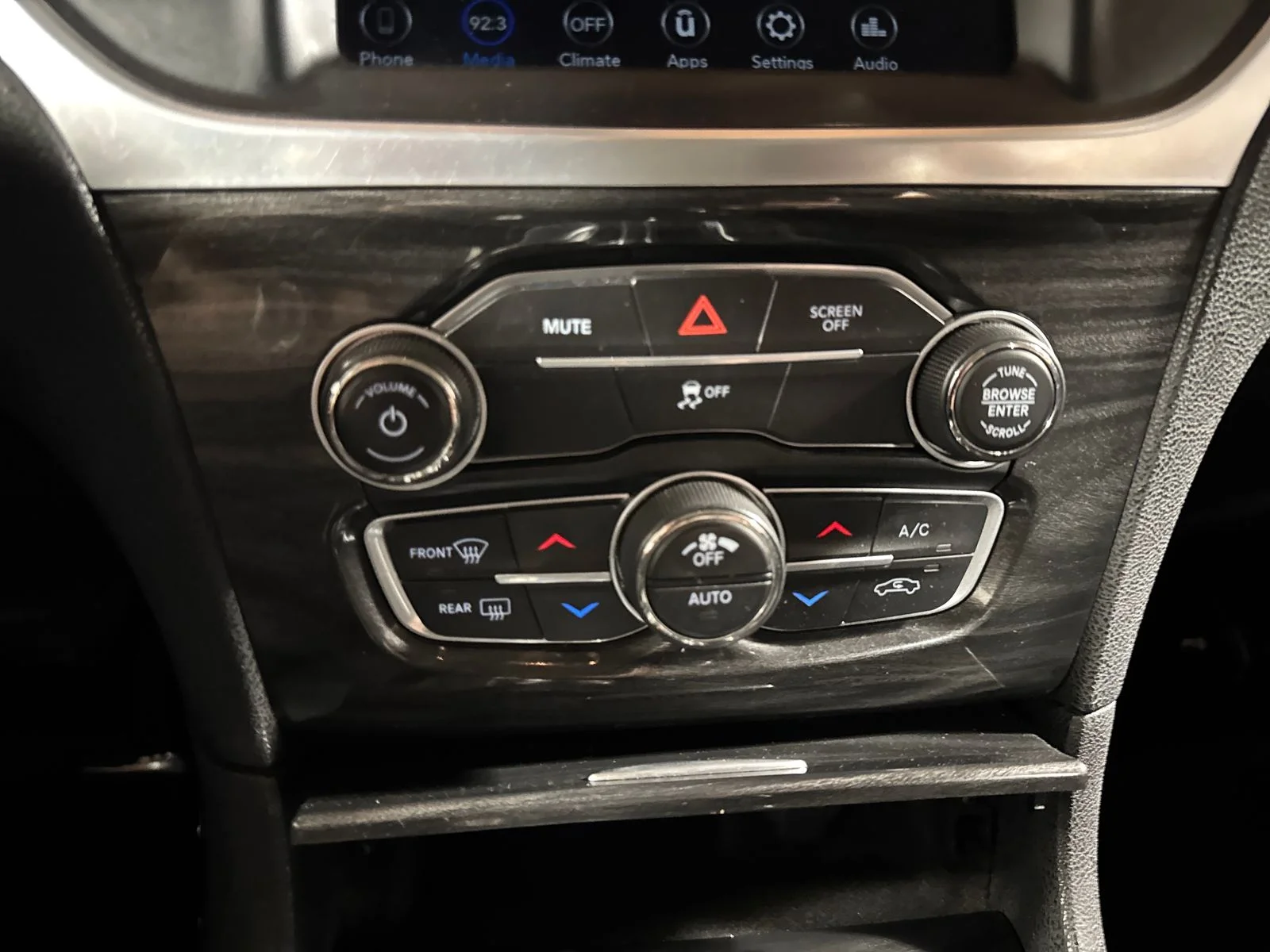 Used 2018 Bright White Clearcoat Chrysler Touring image 23