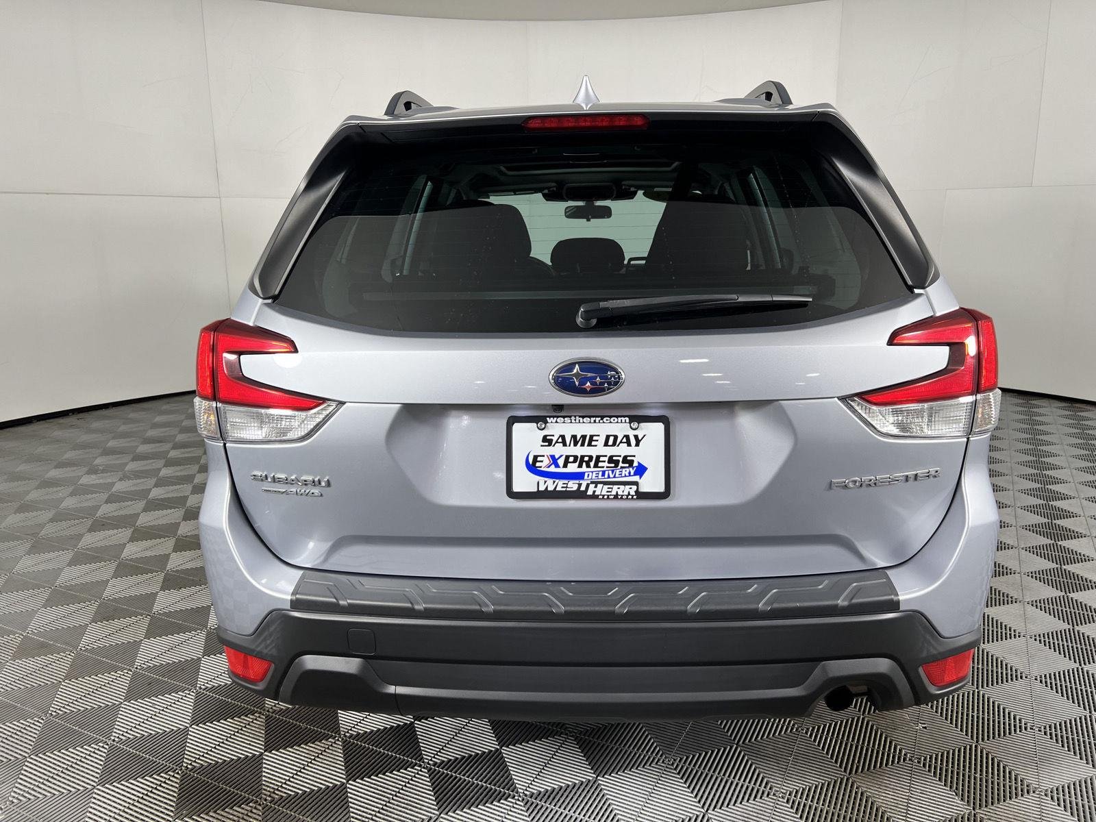Used 2023 Ice Silver Metallic Subaru Premium image 11