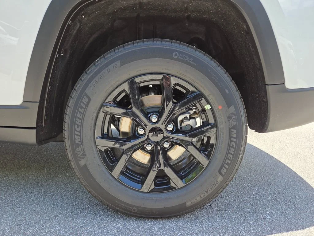 New 2026 Bright White Clear-Coat Exterior Paint Jeep Laredo Altitude image 6