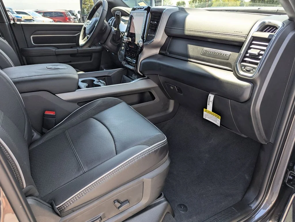 2025 RAM 3500 Laramie - Photo 37
